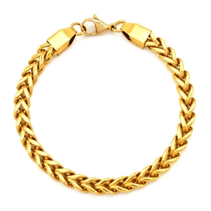 Dettaglio ravvicinato del bracciale a catena in oro lucido con chiusura a moschettone