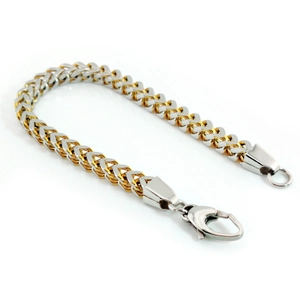 Dettaglio macro del bracciale a catena Franco bicolore con chiusura a moschettone