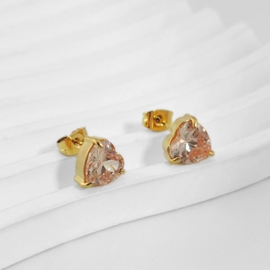 Detailansicht herzförmiger rosa Zirkon-Ohrringe in goldener Krallenfassung