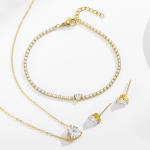 Elegantes vergoldetes Herz-Halsketten-, Armband- und Ohrring-Set mit Zirkon-Steinen