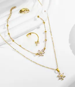 Détail macro d'une parure fleurie dorée avec pierres marquises sur fond ondulé blanc