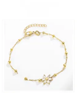 Détail d'un bracelet fleur plaqué or avec cristaux brillants et extension de 18+3cm