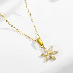 Gros plan du collier fleur plaqué or 45+5cm avec six pétales et détails en zircone cubique