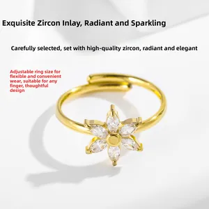 Détail de la bague fleur avec oxydes de zirconium et taille de l'anneau réglable