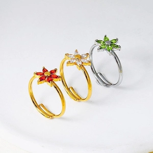 Trois bagues réglables fleur avec pierres marquises en rouge, blanc et vert élégantes