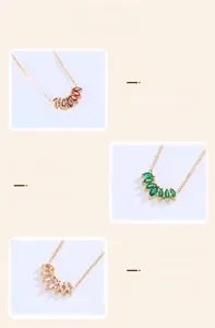 Gros plan de trois colliers en acier inoxydable plaqué or 18 carats avec pendentifs en zircon