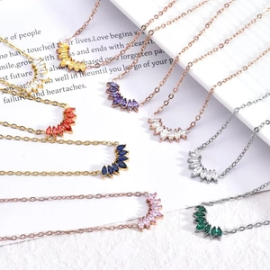 Colliers pendentifs épi en zircons colorés taille marquise dorés et argentés
