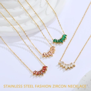 Détail des pendentifs en zircon marquise de quatre couleurs sur des chaînes dorées fines