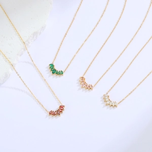 Gros plan de colliers dorés avec pendentifs en zircon coloré à coupe marquise