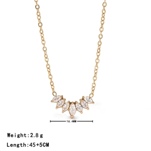 Détail macro du collier en titane doré avec pendentif pétale en zircone et dimensions