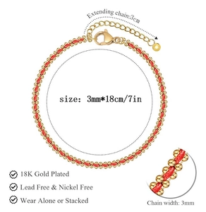 Detail eines 3mm roten Flechtarmbands mit 18K vergoldeten Perlen und Verlängerungskette