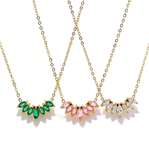 Colliers élégants en titane doré avec pendentifs en zircon vert, rose et transparent
