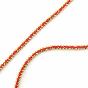 Nahaufnahme der roten geflochtenen Schnur mit 18K Goldperlen für DIY-Armbänder