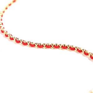Handgefertigtes rotes Glücksarmband mit 18K Goldperlen für minimalistischen Charme