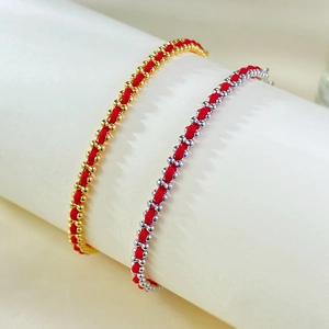 Zwei gewebte rote Armbänder mit 18K Gold- und Silberperlen auf minimalistischem Display