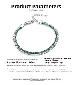 Dettaglio del bracciale a doppio filo in acciaio inossidabile con zirconi verdi e chiusura