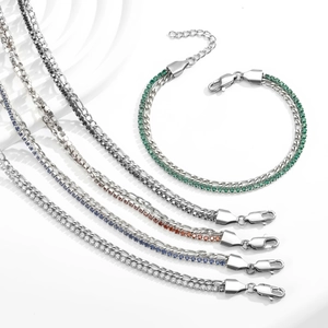 Dettaglio di bracciali a doppio strato in acciaio inossidabile con zirconi colorati