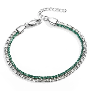 Dettaglio del bracciale Figaro in argento con zirconi verdi e chiusura a moschettone sicura