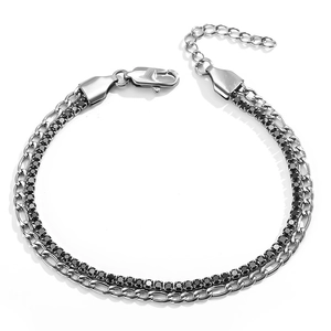 Dettaglio del bracciale a doppio strato in acciaio inossidabile con catena Figaro e zirconi