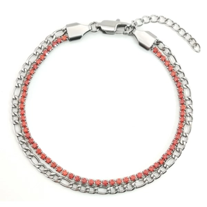 Dettaglio del bracciale a catena Figaro argento con doppie file e zirconi rossi