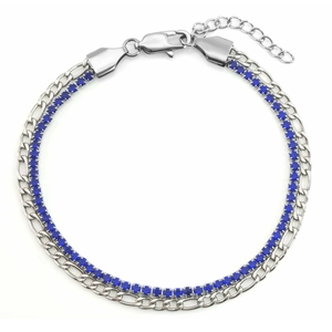 Dettaglio catena Figaro a doppio strato con bracciale tennis in zircone blu e chiusura a moschettone