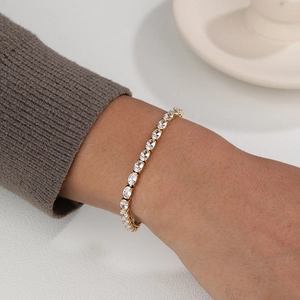 Bracelet tennis classique en or avec oxydes de zirconium ovales porté au poignet