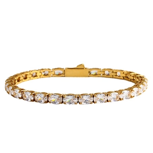 Vue macro détaillée de pierres de zircone ovales sur un bracelet tennis doré élégant