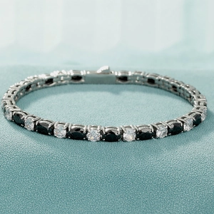 Macro de bracelet tennis en argent avec alternance de zircons noirs et blancs polis