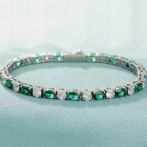 Détail macro du bracelet tennis en argent avec zircons verts ovales et blancs