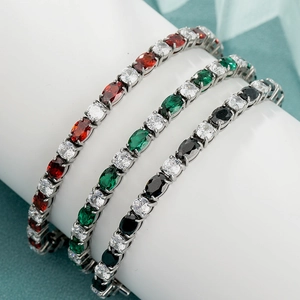 Bracelet rivière classique avec zircons colorés ovales sur un présentoir blanc