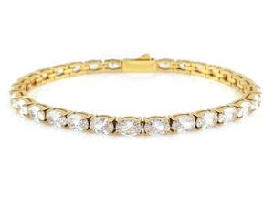 Détail d'un bracelet tennis en or 18K avec zircons blancs taille ovale et serti à quatre griffes