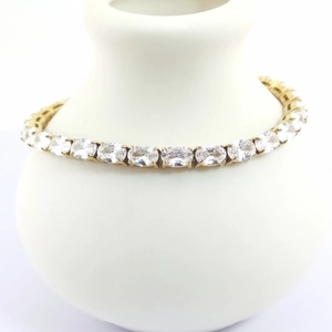 Détail du bracelet tennis classique plaqué or avec des pierres zircons ovales