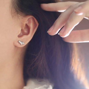 Elegantes pendientes de botón en forma de abanico de acero al titanio con circonitas marquise