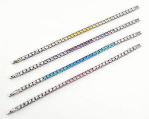 Gros plan de cinq bracelets tennis en zircon colorés: jaune, violet, bleu, rose et blanc