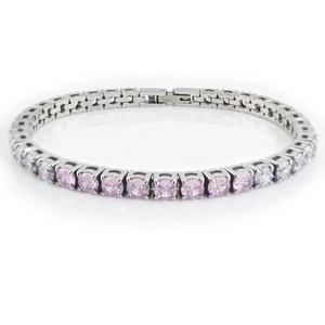 Détail du bracelet tennis argenté montrant des zircons roses et blancs et gravure S.STEEL