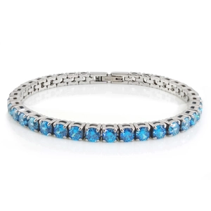 Détail du bracelet tennis argenté montrant le poinçon s.steel et les pierres bleu mer
