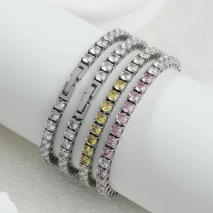 Détail de bracelets tennis sertis de zircons de couleur sur un présentoir blanc chic