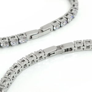 Bracelet chaîne tennis en acier inoxydable poli avec oxydes de zirconium brillants