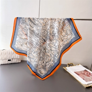 Écharpe en coton et lin style encre avec imprimé carrosse et bordure orange et bleue