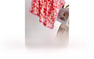 Vue détaillée du foulard en soie rouge avec motif floral élégant et texture satinée
