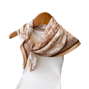 Élégant foulard en soie blanc et café avec motif de paysage rustique Toile de Jouy
