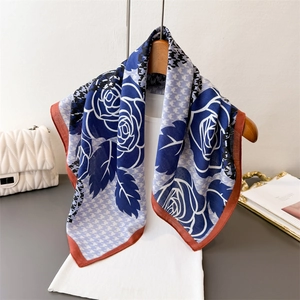 Blauwe en lila vierkante sjaal met pied-de-poule bloemenpatroon en karamelkleurige zoom