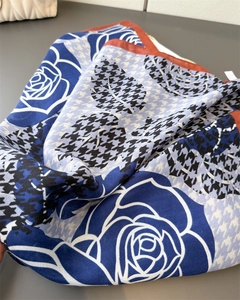 Detail van zijden sjaal met rozenpatronen en klassieke houndstooth-weefseltextuur