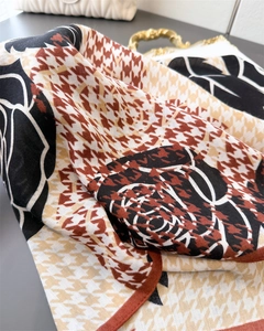 Detail van pied-de-poule en rozenprint sjaal in karamel en zwart lichtgewicht stof