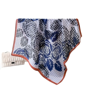 Franse retro vierkante sjaal met marineblauwe roos en zwart houndstooth patroon