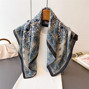 Pañuelo de seda reversible con estampado paisley, bolso y bandeja elegante