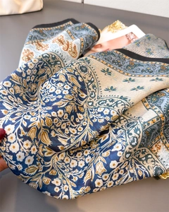 Detalle de bufanda de seda de doble cara con estampado paisley y caída elegante de tela