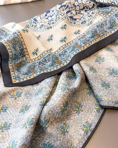 Detalle de pañuelo de seda de lujo con estampado de cachemira y caída elegante