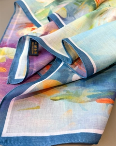 Detalle de bufanda de seda y lana con tejido de espiga y estampado de pintura al óleo abstracta