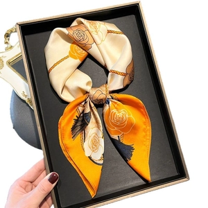 Carré de soie élégant à imprimé floral orange et crème avec motifs roses et glands